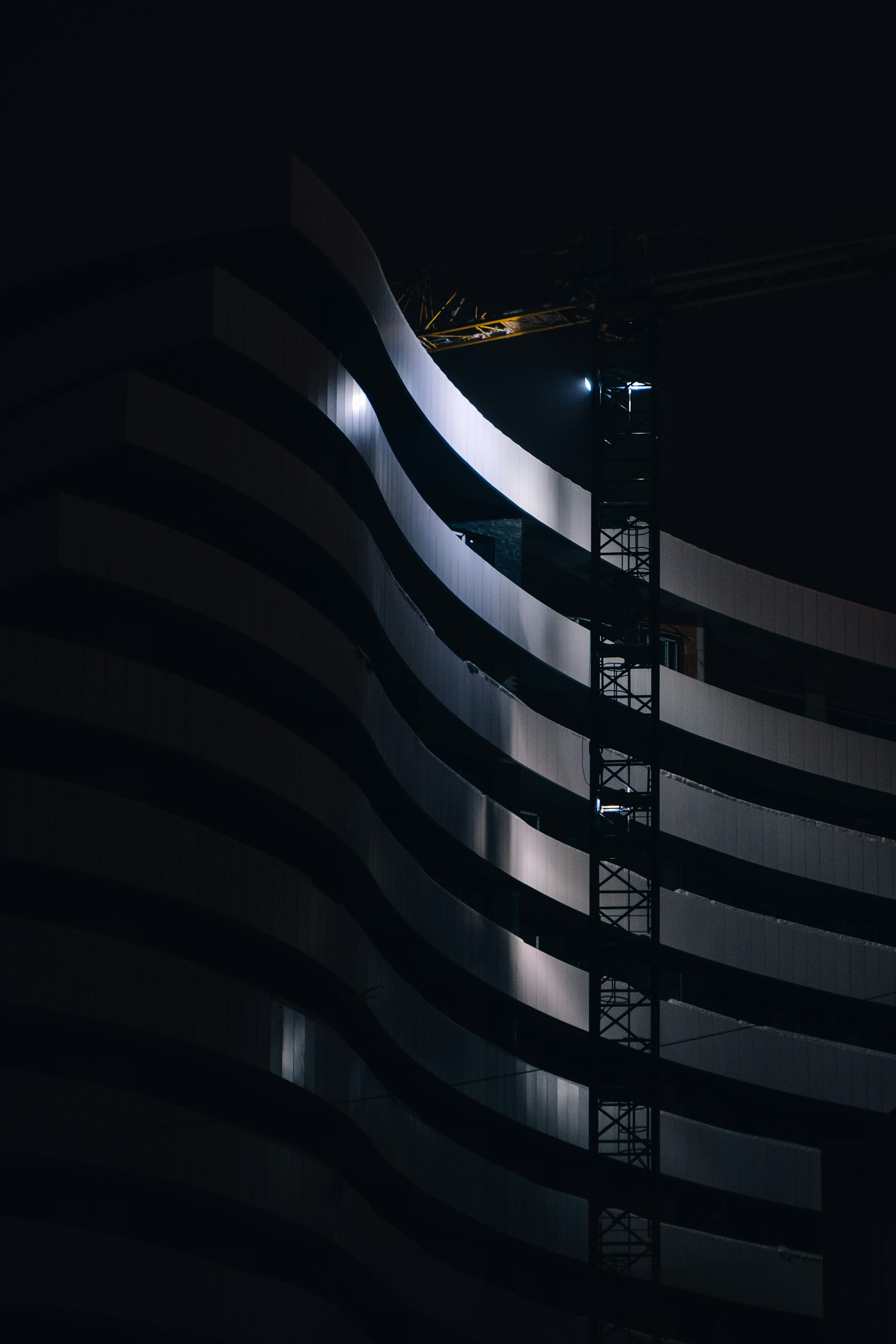 gray high-rise building