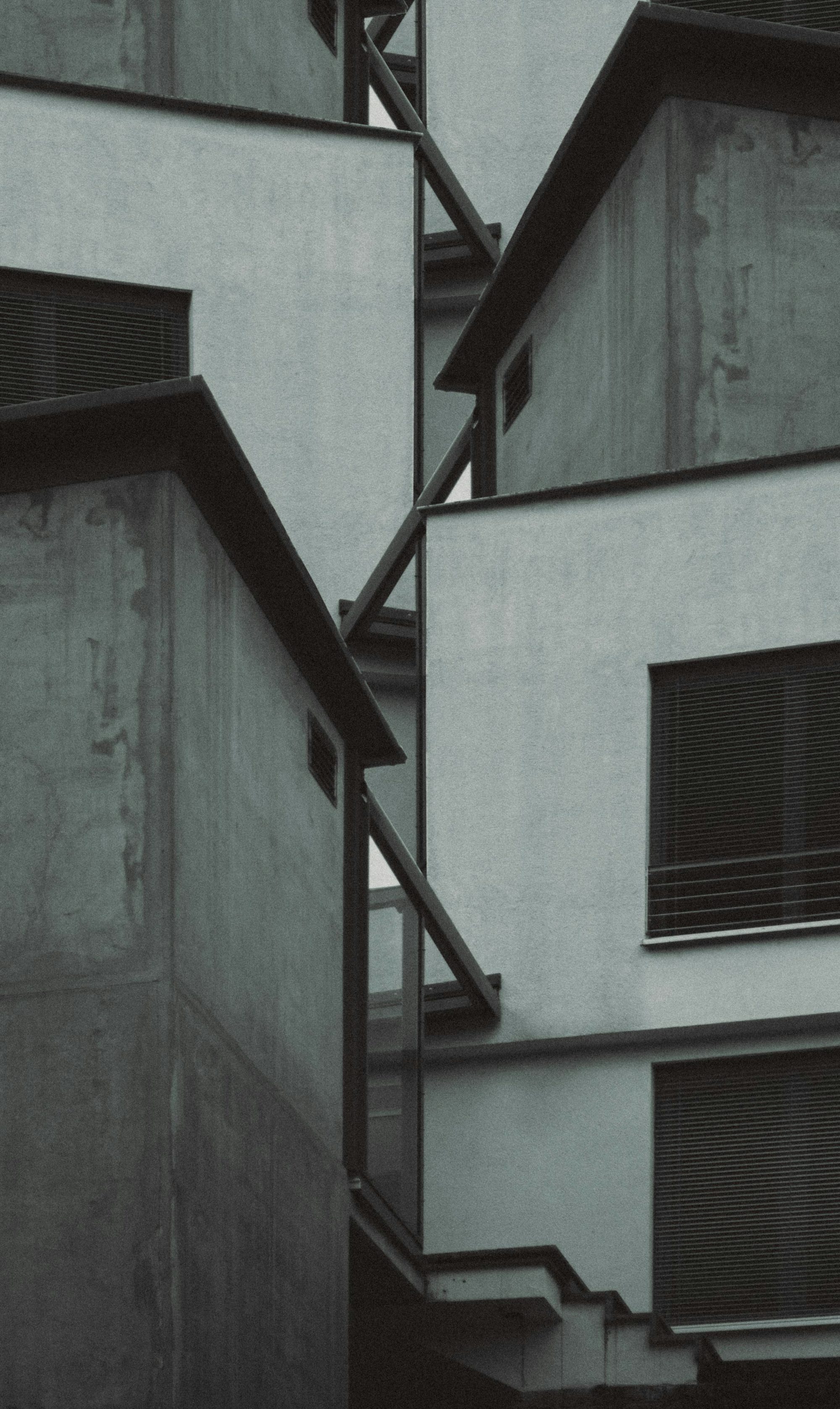 a black and white photo of a building